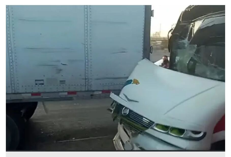 Autobús colisiona contra tráiler en la México-Pachuca y genera caos vial | Foto: Especial