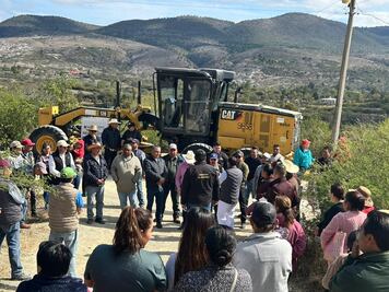 Saderh impulsa mejora de caminos rurales con apoyo de maquinaria