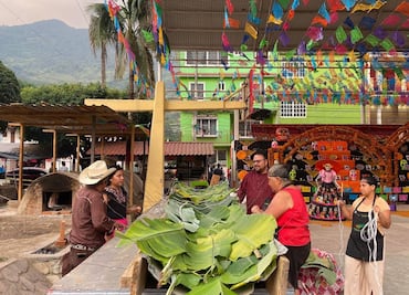 Pisaflores celebra Día de Muertos con un zacahuil gigante y sabores de tradición