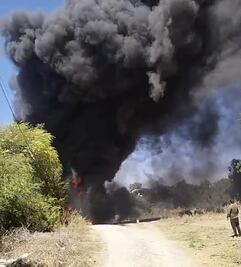 Quema de llantas fuera de control genera densa columna de humo en Tezontepec de Aldama
