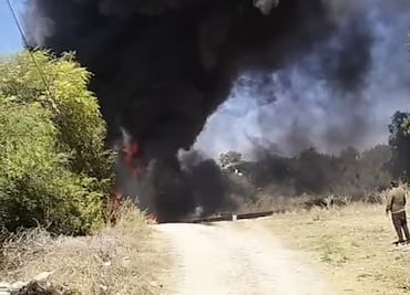 Quema de llantas fuera de control genera densa columna de humo en Tezontepec de Aldama