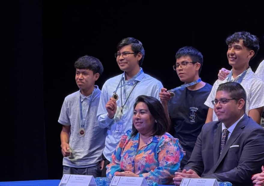 Christian Guerrero Hernández, estudiante de la especialidad de laboratorista químico en el CETIS 91 de Tula, obtuvo la medalla de plata en la Olimpiada Nacional de Química