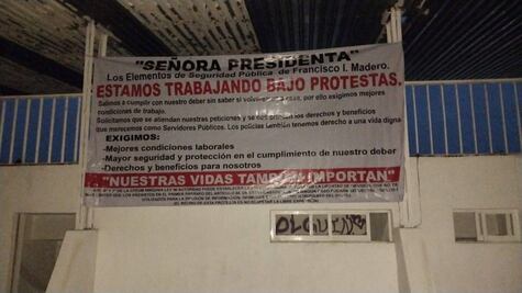 Se manifiestan policías y personal sindicalizado en Francisco I. Madero