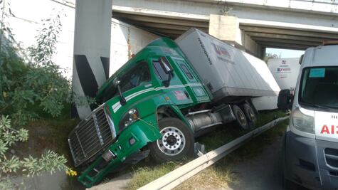 Vuelca tráiler en la carretera México-Pachuca y provoca caos vial en Tolcayuca