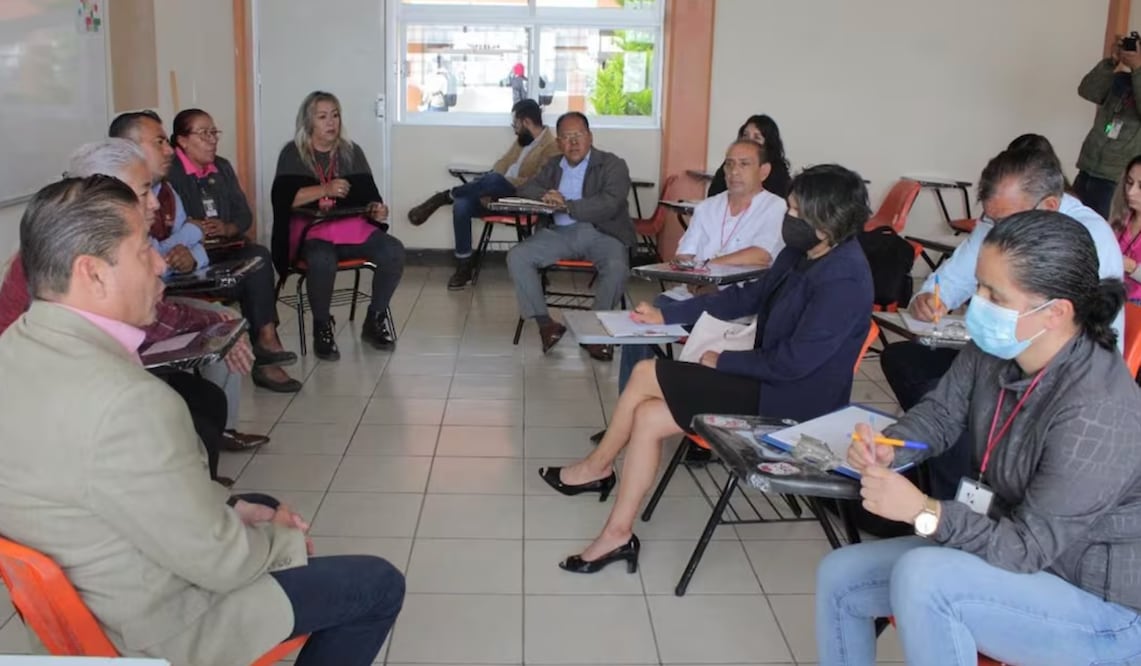 Personal del Cecyteh en Hidalgo y la Secretaría de Salud acudieron al plantel donde mantuvieron reuniones con docentes, administrativos, padres de familia y alumnos para atender el incidente sobre la intoxicación. Foto: Especial