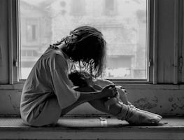 Niña que perdió a su familia por derrumbe en Tianguistengo recibe atención y apoyo institucional