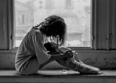 Niña que perdió a su familia por derrumbe en Tianguistengo recibe atención y apoyo institucional