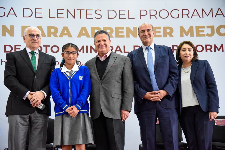 Entrega Gobierno de Hidalgo lentes a estudiantes de nivel básico | Foto: Especial