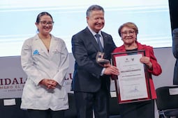 Entregan medallas a 18 médicos de Hidalgo