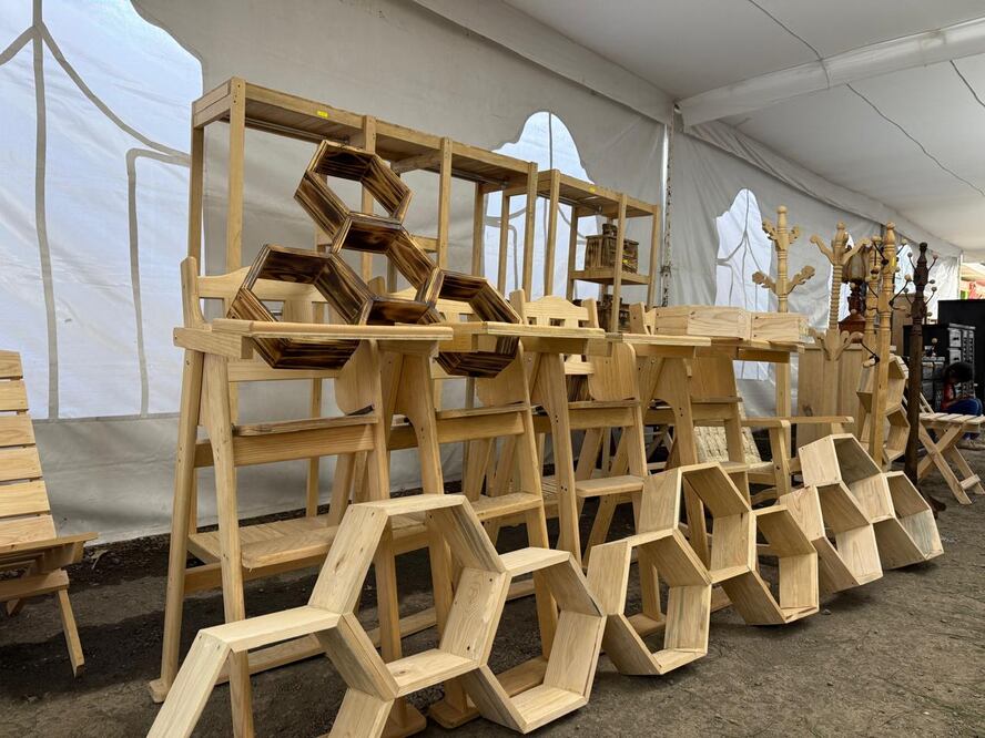 Por tercer año consecutivo, más de 15 artistas madereros del municipio de Acaxochitlán, específicamente de la comunidad de los Reyes, organizan la exposición y venta de muebles artesanales como parte de los festejos de la localidad. I foto: Grisel Lira