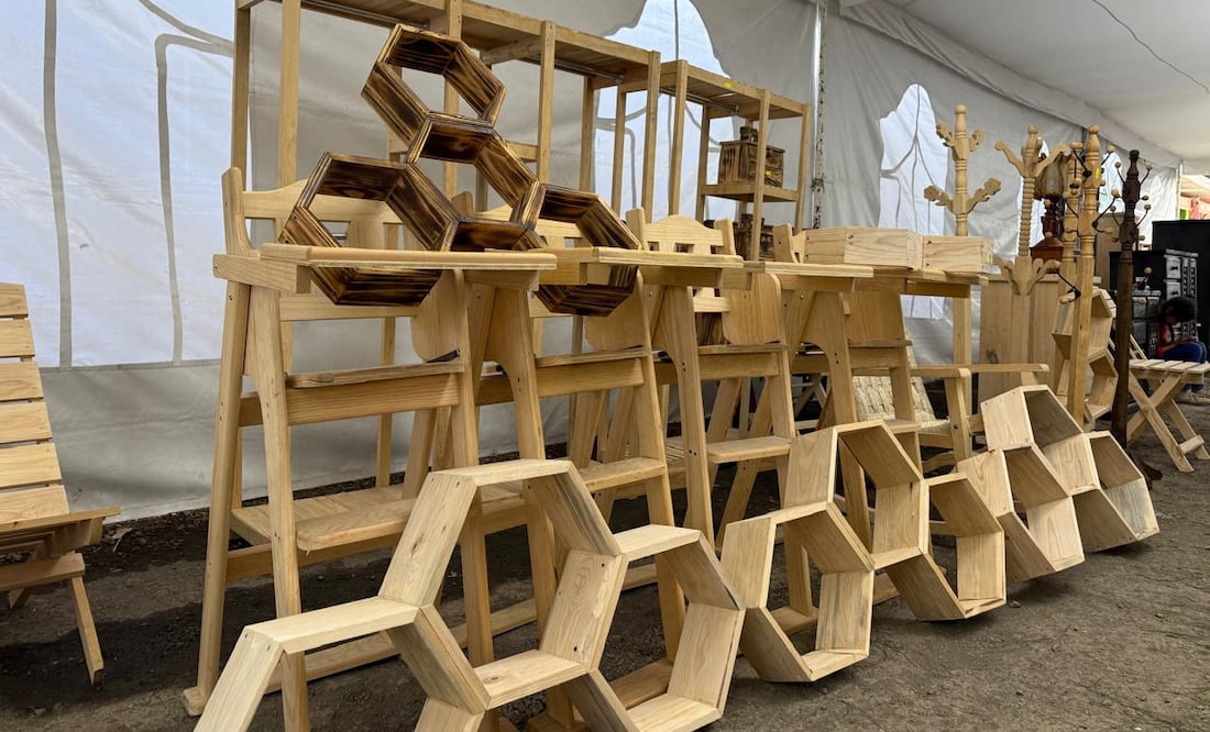 Por tercer año consecutivo, más de 15 artistas madereros del municipio de Acaxochitlán, específicamente de la comunidad de los Reyes, organizan la exposición y venta de muebles artesanales como parte de los festejos de la localidad. I foto: Grisel Lira