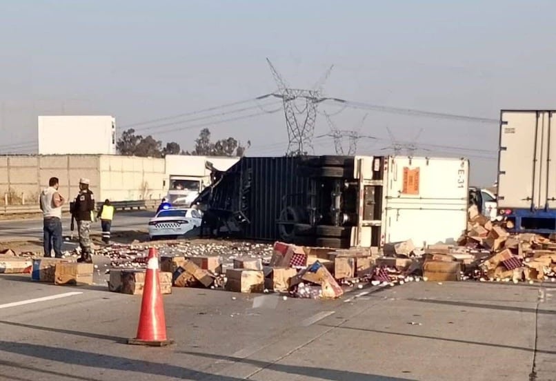 Vuelca tráiler cargado de huevo tras choque en el Arco Norte; hay un lesionado