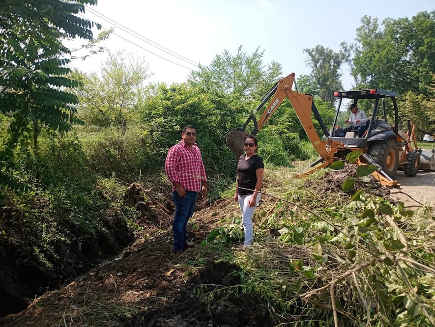 El ayuntamiento apoyó los trabajos con maquinaria y camiones para retirar tierra y lodo del canal que conectará con el río | Foto: especial