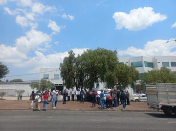 Tras detención de edil, personas se manifiestan en los juzgados de Pachuca