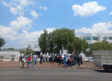 Tras detención de edil, personas se manifiestan en los juzgados de Pachuca