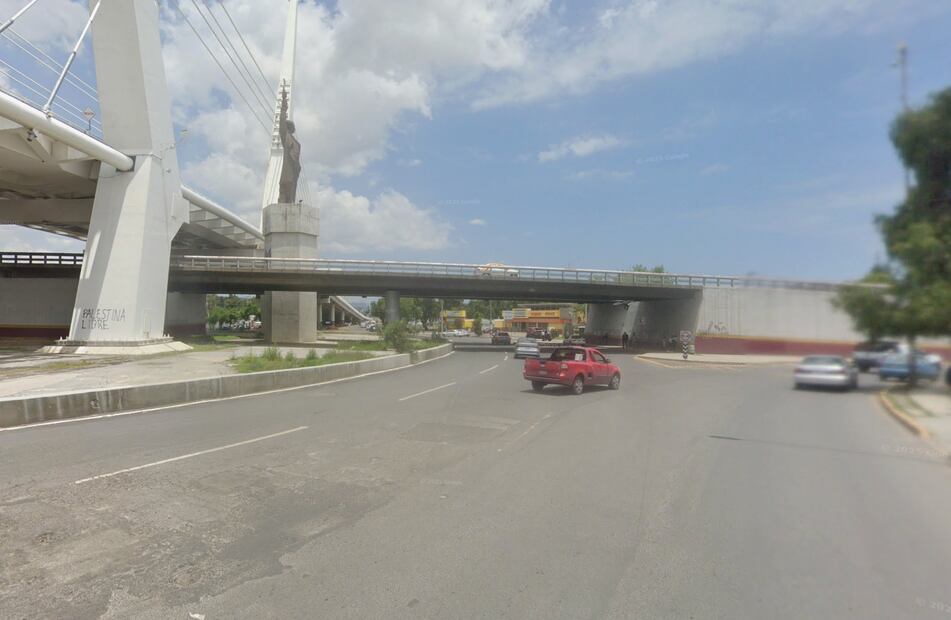 Puente atirantado y glorieta 24 horas reciben el “Premio Robert Moses” por obstaculizar la movilidad peatonal | Foto: Google Maps