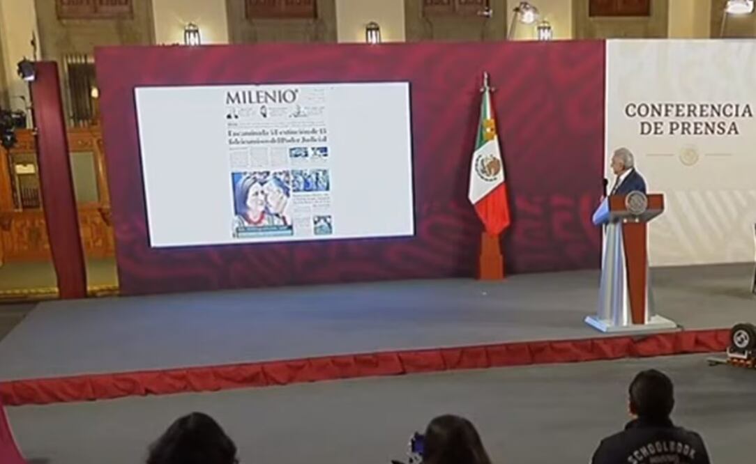 López Obrador expone en su mañanera portadas de periódicos ante extinción de fideicomisos del Poder Judicial | Captura de video