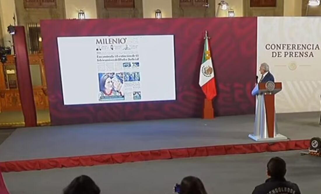 López Obrador expone en su mañanera portadas de periódicos ante extinción de fideicomisos del Poder Judicial | Captura de video