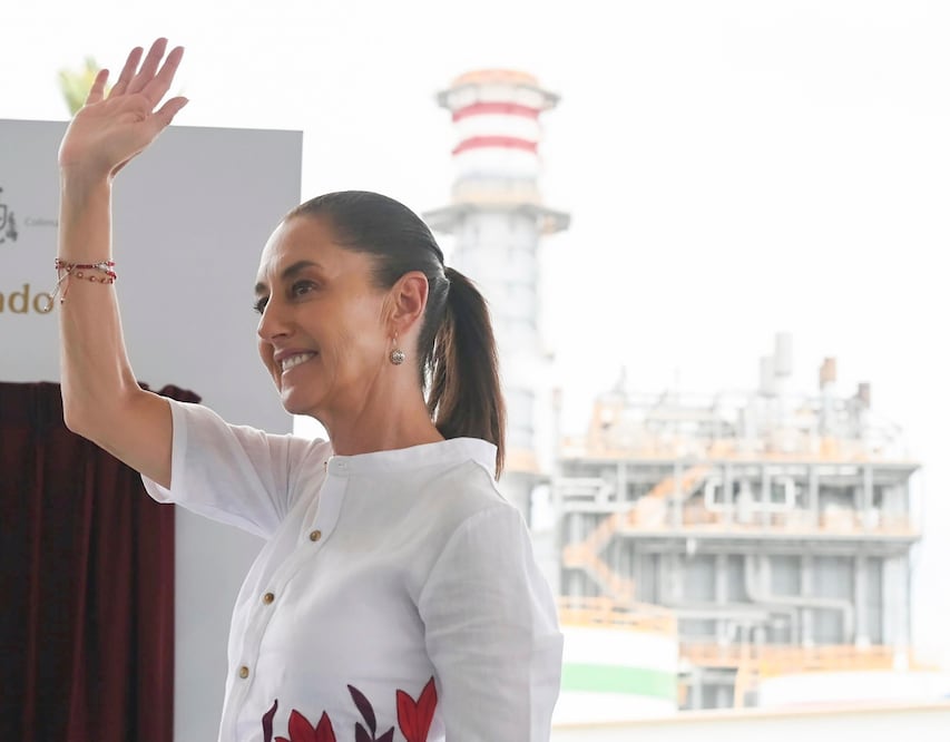 Manzanillo, Colima, México, 13 de junio de 2026.
La doctora Claudia Sheinbaum Pardo, presidenta Constitucional de los Estados Unidos Mexicanos en Inauguración Central de Ciclo Combinado. Manzanillo, Colima. La acompañan Juan Francisco Cuevas Villagómez, director de Ingenieria y Proyectos de Infraestructura de la Comisión Federal de Electricidad; Juan Carlos Carpio Fragoso, director general de Petróleos Mexicanos; Leticia Ramírez Amaya, secretaria del Bienestar; Indira Vizcaíno Silva, gobernadora Constitucional del Estado de Colima; Luz Elena González Escobar, secretaria de Energía; Emilia Esther Calleja Alor, directora general de la Comisión Federal de Electricidad (CFE); Francisco Javier Maldonado Ramos, director de Operación de la Comisión Federal de Electricidad; Carlos Ortega Calatayud, secretario de Educación del Comité Ejecutivo Nacional del Sindicato Único de Trabajadores Electricistas de la República Mexicana y Rosa María Bayardo Cabrera, presidenta municipal de Manzanillo.
Foto: Saúl López / Presidencia