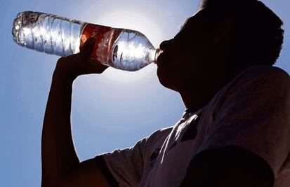 Ola de calor: Consumo de agua embotellada incrementa la contaminación