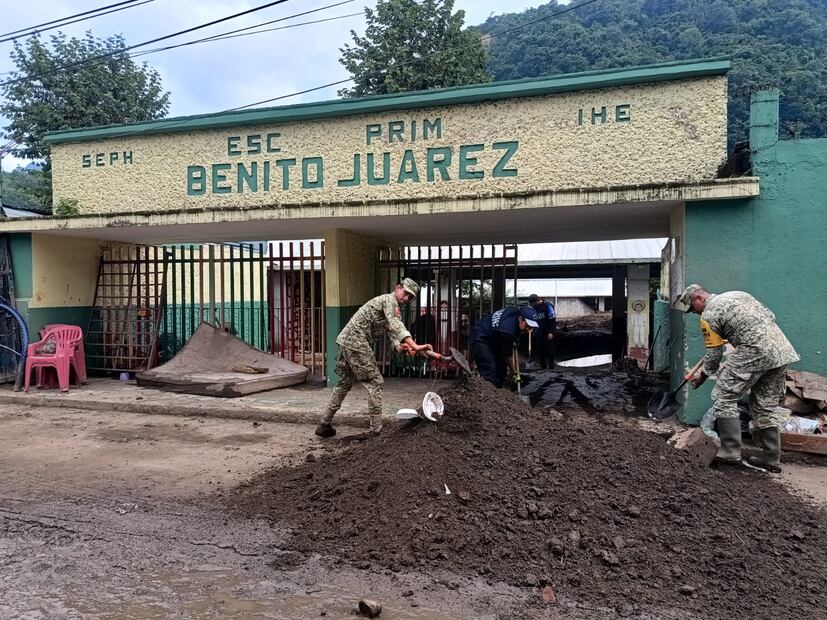 Los militares arribaron a Huehuetla para colaborar con la población en labores de limpieza y detección y entierro de animales muertos I 
 Foto: Lourdes Naranjo