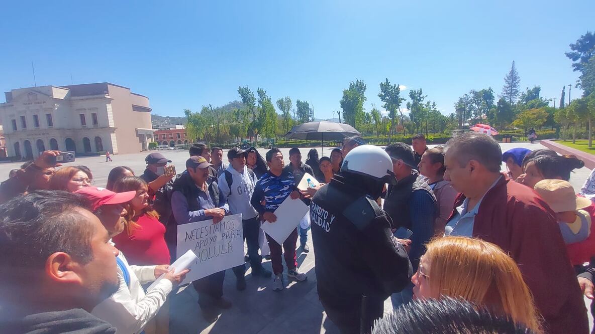 Un grupo de personas originarias de Cholula, Tianguistengo, se manifestaron afuera de Palacio de Gobierno para pedir víveres y material para reconstruir las viviendas afectadas I Foto: Lorena Rosas