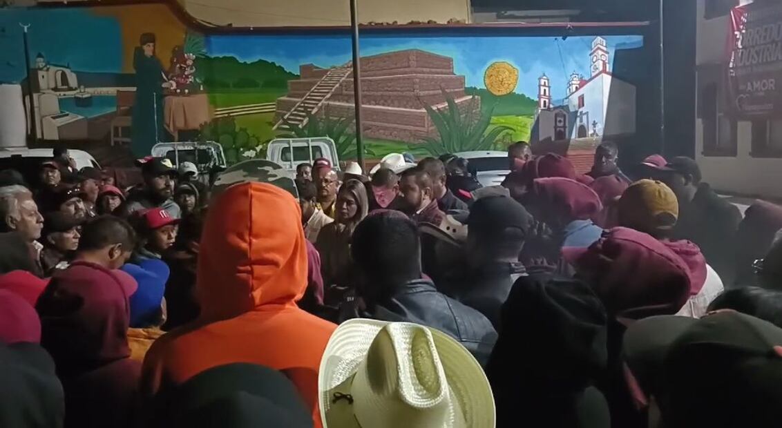 ras una jornada de protestas de integrantes del Sindicato de Trabajadores al Servicio del Municipio de Tepeapulco, quienes bloquearon la entrada del palacio municipal y luego prendieron fuego a basura, el alcalde electo Alfredo González Quiroz intervino para que se atendieran las peticiones de los manifestantes. Foto: Especial