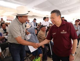 Julio Menchaca acompaña entrega de apoyos directos a familias damnificadas