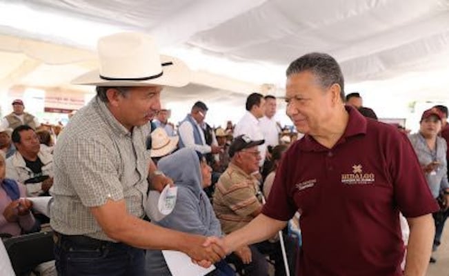 Julio Menchaca acompaña entrega de apoyos directos a familias damnificadas