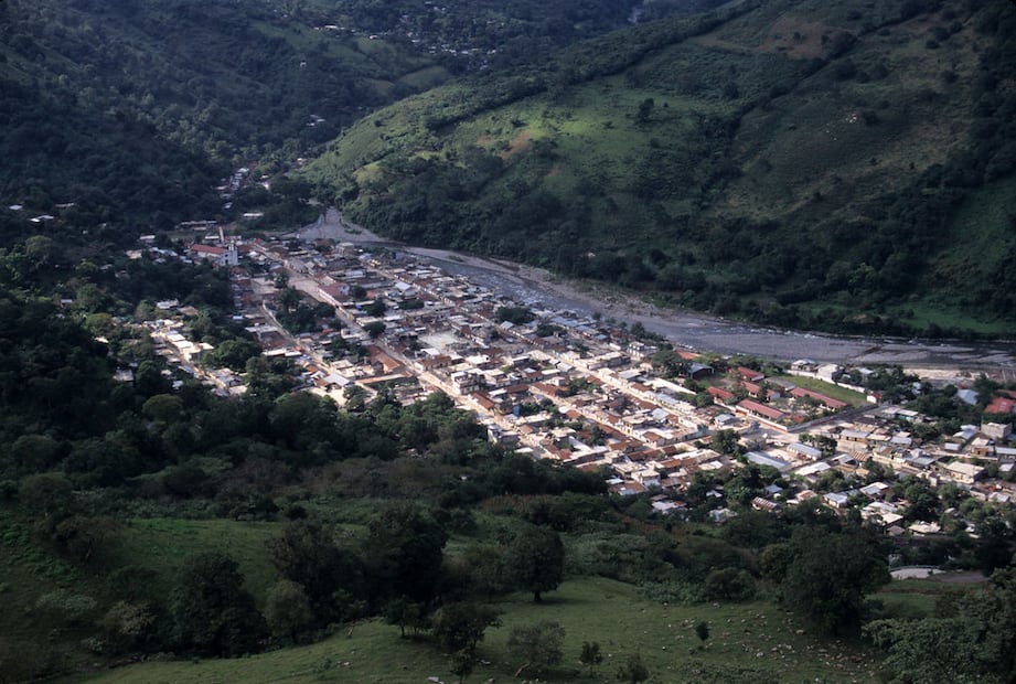 Comunidades de Yahualica y Huehuetla enfrentan largos trayectos para acceder al Banco del Bienestar | Foto: Flickr