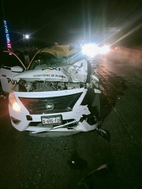 Taxi embiste a caballo suelto en Mixquiahuala; el animal muere y el conductor resulta lesionado | Foto: Especial
