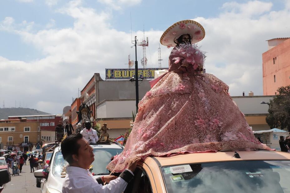Fieles de la Santa Muerte llenan de fe y color las calles de Pachuca | Foto: Luis Soriano