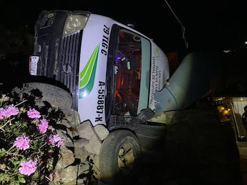 Transporte público vuelca y cae sobre el techo de una casa en Tulancingo