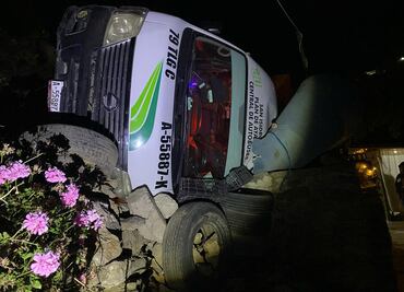 Transporte público vuelca y cae sobre el techo de una casa en Tulancingo