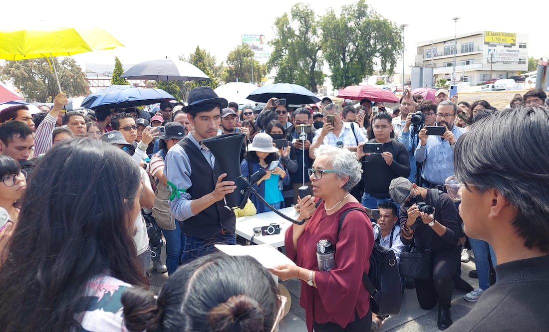 Alumnos se reúnen con Elsa Ángeles, titular de la Defensoría Universitaria | Foto: Lorena Rosas