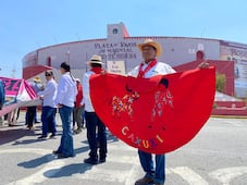 Se manifiestan en el Congreso; exigen consulta indígena ante iniciativa contra tauromaquia
