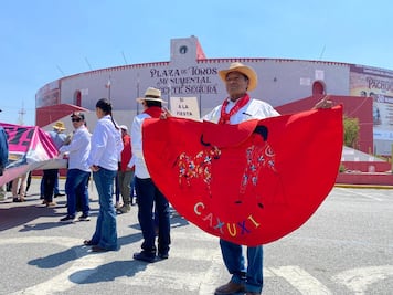 Se manifiestan en el Congreso; exigen consulta indígena ante iniciativa contra tauromaquia