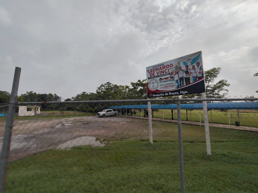 Desalojan mobiliario de la escuela Leonardo Da Vinci en Huejutla | Foto: especial