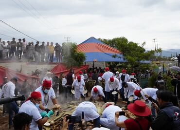 Comunidad de Actopan realiza el horno de barbacoa más grande de México
