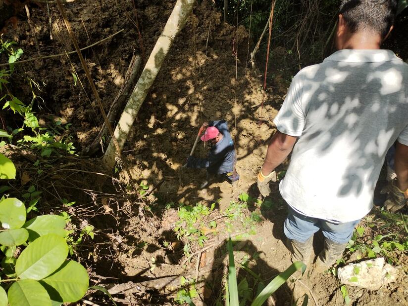 La fuga fue localizada en terrenos de Zocuiteco, la tubería afectada es de asbesto y para su reparación fue necesario utilizar una retroexcavadora I Foto:  Francisco Bautista