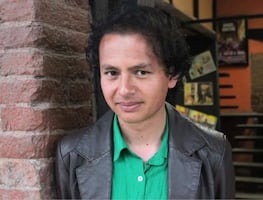 Polémica en Singuilucan por performance del cineasta José León durante recorridos de terror