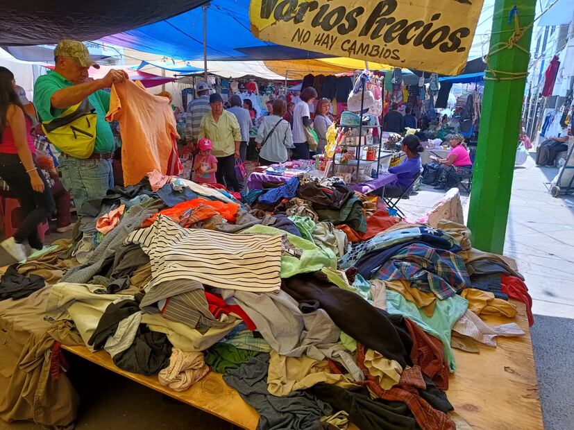 Ropa de paca entre lo más vendido en el tianguis tradicional de Tulancingo
Foto Grisel Lira