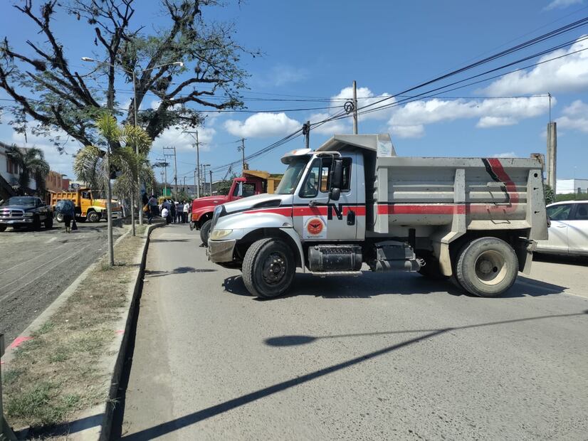 Camioneros de la CATEM bloquean el tramo Huejutla- Chalahuiyapa | Foto: Francisco Bautista