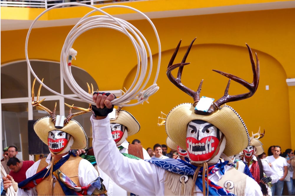 Cada año, las calles de Calnali se llenan de color y música con la llegada de su emblemático carnaval, donde los Cornudos se roban todas las miradas | Foto: PxHere