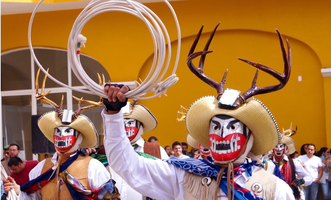 Cada año, las calles de Calnali se llenan de color y música con la llegada de su emblemático carnaval, donde los Cornudos se roban todas las miradas | Foto: PxHere