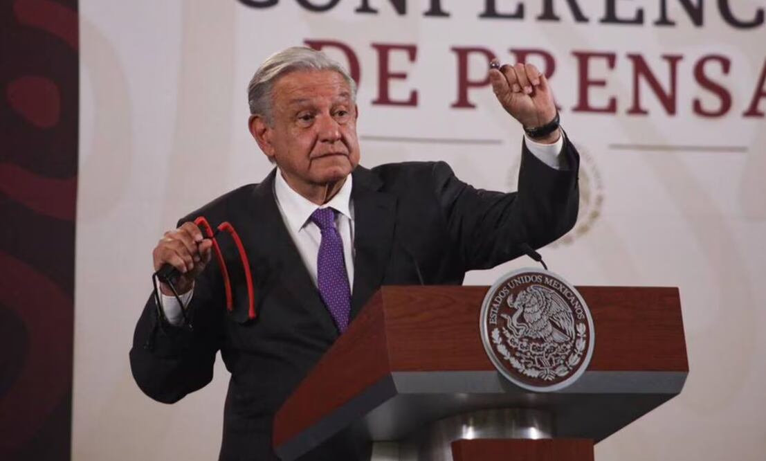 El presidente Andrés Manuel López Obrador muestra durante su conferencia mañanera una resortera que asegura utilizaron los normalistas durante el portazo a Palacio Nacional | Foto: El Universal