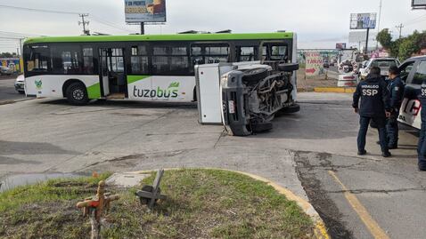 Accidente en la México-Pachuca involucró a camioneta de carga, Tuzobús y auto particular