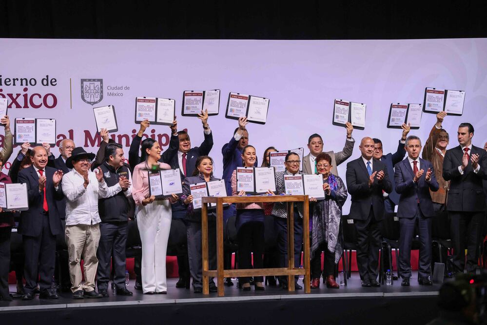Claudia Sheinbaum, presidenta de México, encabezó la Firma del Convenio para la creación del componente indígena del fondo de aportaciones para la infraestructura social (FAIS) durante el Encuentro Nacional Municipal. Foto: Agencia EL UNIVERSAL/Diego Simón Sánchez/EMG
