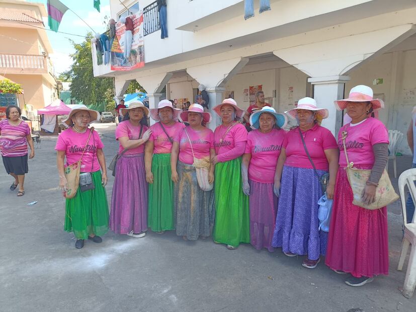 Docentes huyen del carnaval en Jaltocán | Foto: Francisco Bautista