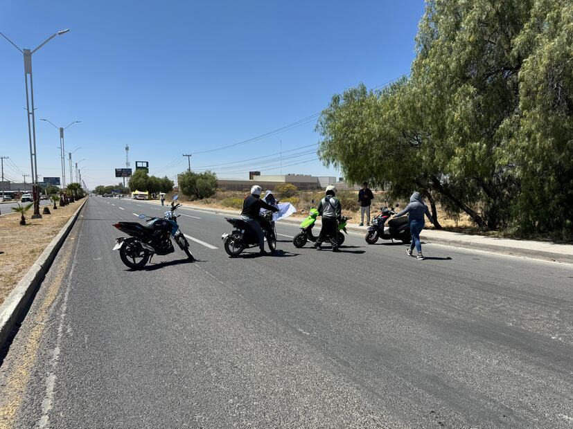 Por segundo día, familiares de detenidos en operativo en Tizayuca bloquearon la México-Pachuca | Foto: Javier Quezada